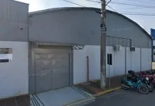 na foto, fábrica demite funcionários