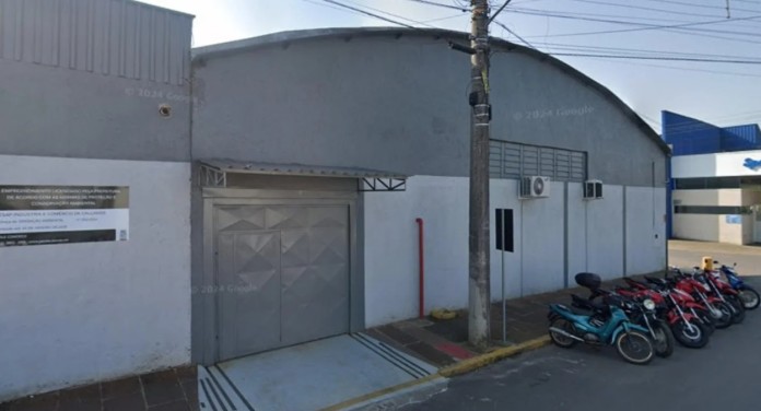 na foto, fábrica demite funcionários