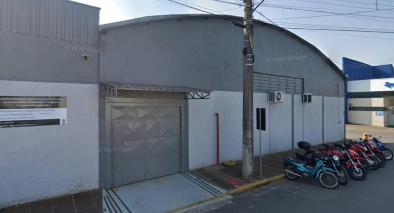 na foto, fábrica demite funcionários