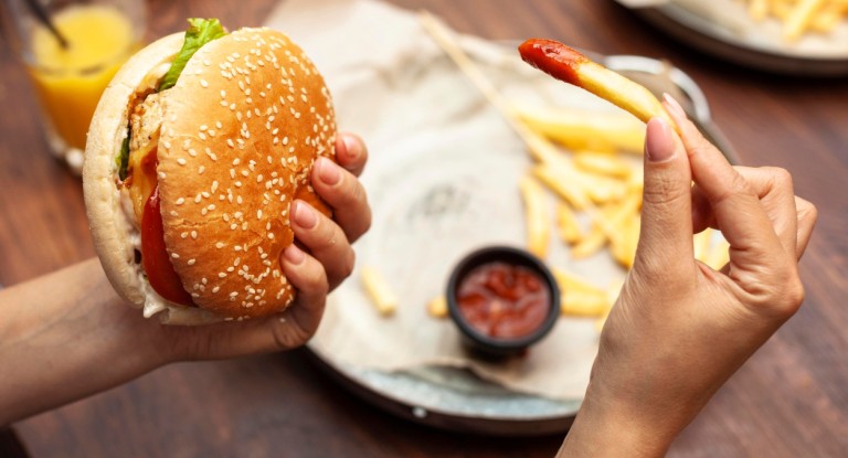 Fast-food faz mal e sua memória piora quando você come, diz estudo
