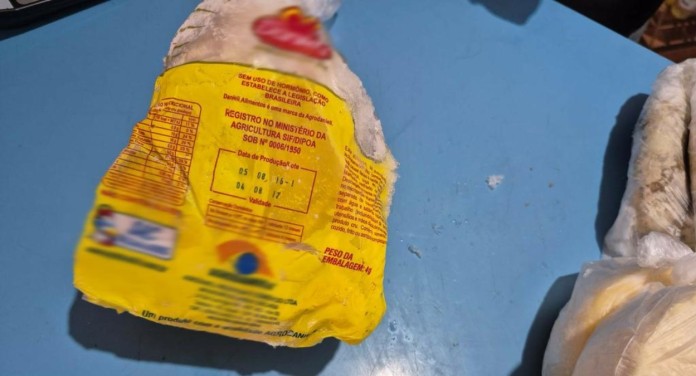 na foto, frango apreendido durante fiscalização em supermercado
