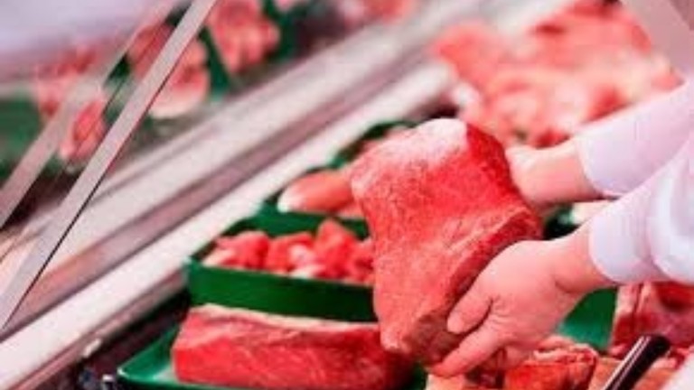 funcionária que recebeu justa causa por trocar códigos de carnes em supermercado