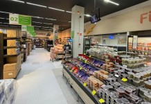 na foto, funcionários de supermercado fechado