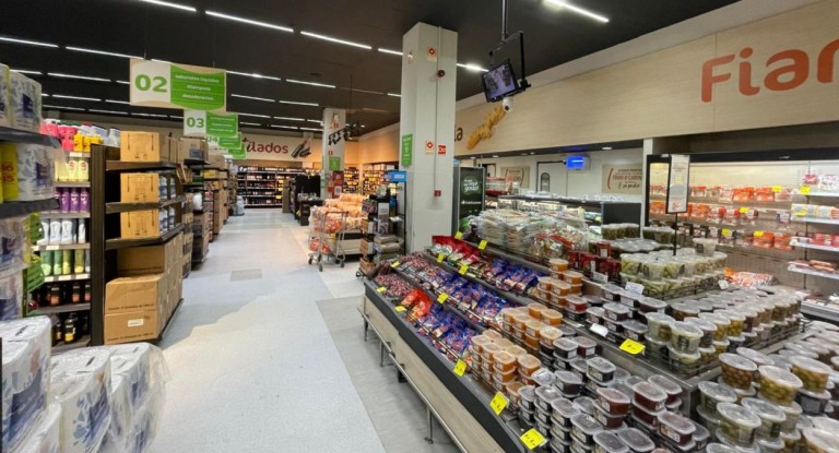 na foto, funcionários de supermercado fechado