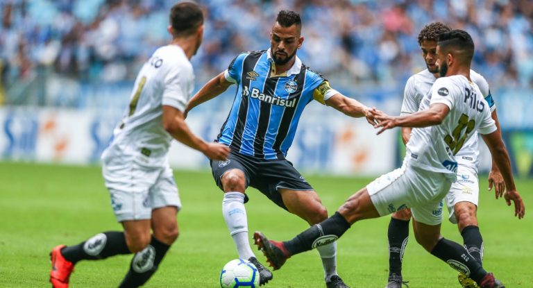 Foto mostra um dos confrontos entre Grêmio x Santos