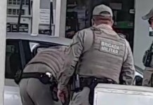 Homem é morto a tiros dentro de carro em posto de combustíveis em Porto Alegre A ocorrência do homem morto em posto de combustiveis em Porto Alegre