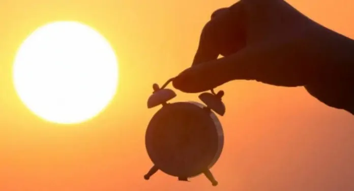 foto ilustra relógio no horário de verão; será que volta em 2025?