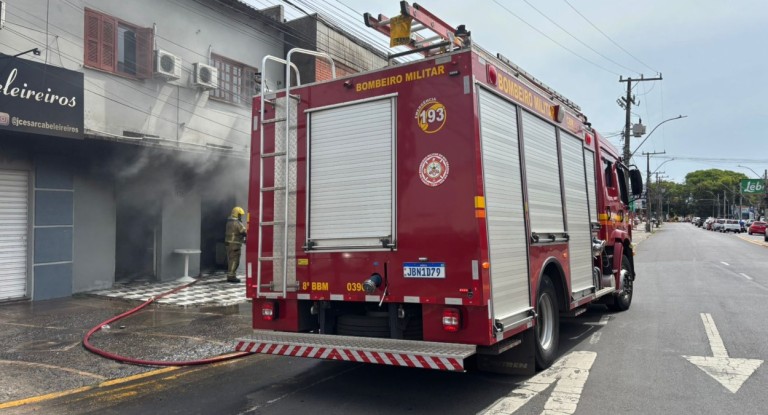 na foto, incendio bar canoas