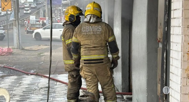 na foto, incêndio em bar canoas
