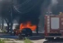 na foto, bombeiros combatem incendio em canoas