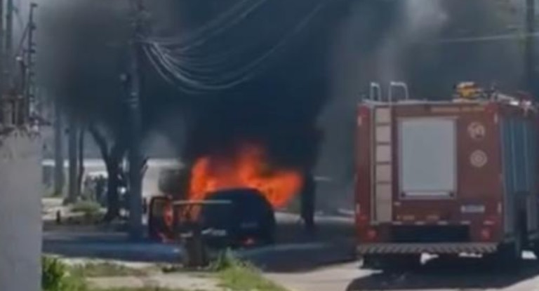 na foto, bombeiros combatem incendio em canoas