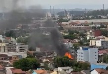 Incêndio destrói residência e mobiliza bombeiros em Canoas na foto, incendio em Canoas