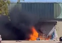 na foto, incêndio na frente de supermercado em Canoas