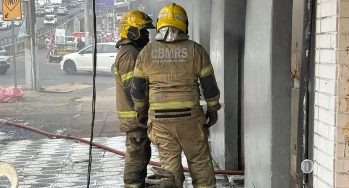incendio-canoas na foto, incendio em bar de canoas