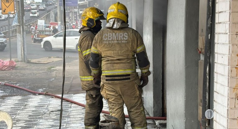 na foto, incendio em bar de canoas