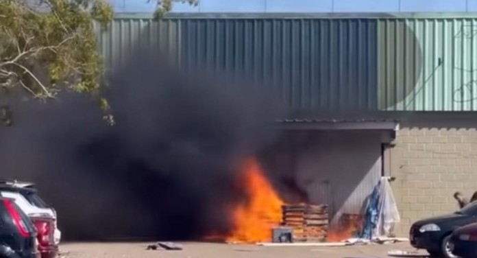 na foto, incêndio na frente de supermercado em Canoas