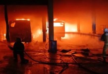 na foto, incêndio destrói ônibus na garagem da Viamão