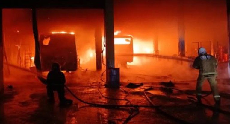 na foto, incêndio destrói ônibus na garagem da Viamão