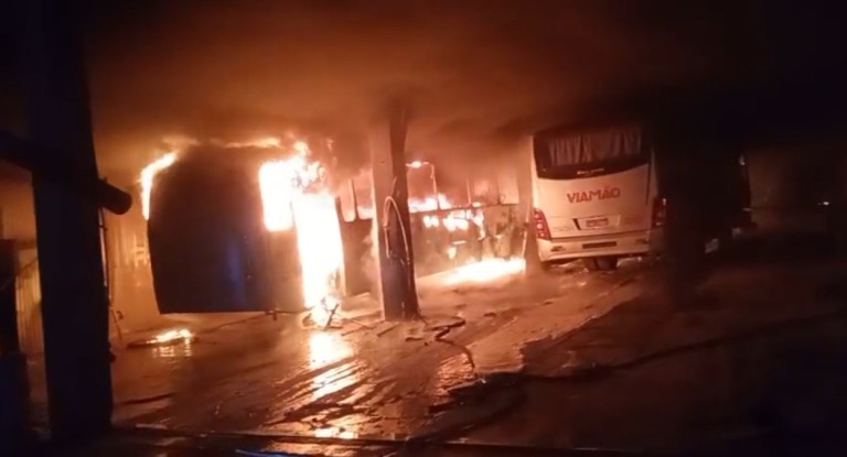 Na foto, incêndio garagem de ônibus viamão
