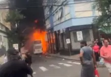 na foto, incêndio em ônibus em Porto Alegre