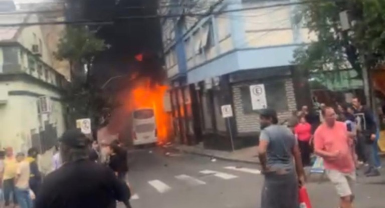 na foto, incêndio em ônibus em Porto Alegre