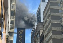 O prédio comercial que ocorreu o incêndio em Porto Alegre