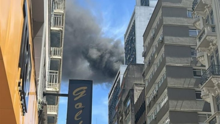 O prédio comercial que ocorreu o incêndio em Porto Alegre