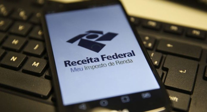 na foto, isenção do Imposto de Renda