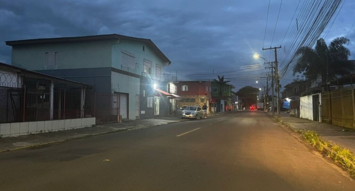 foto da ocorrência onde um jovem de 20 anos foi morto a tiros em santa maria