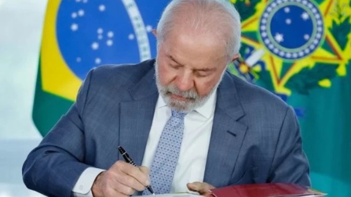 Lula aprovando a lei para pensão de vítimas de feminicidio