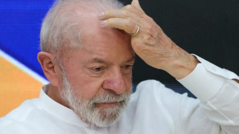 O presidente Lula após susto em avião