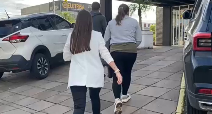 mae-padrasto-canoas na foto, mãe e padrasto presos em Canoas