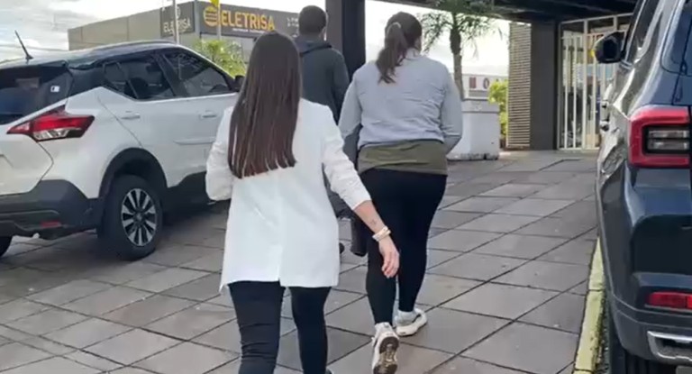 na foto, mãe e padrasto presos em Canoas