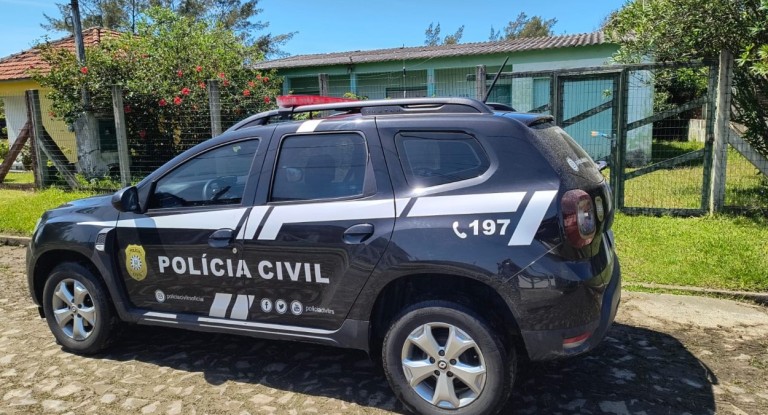 na foto, mãe presa Imbé