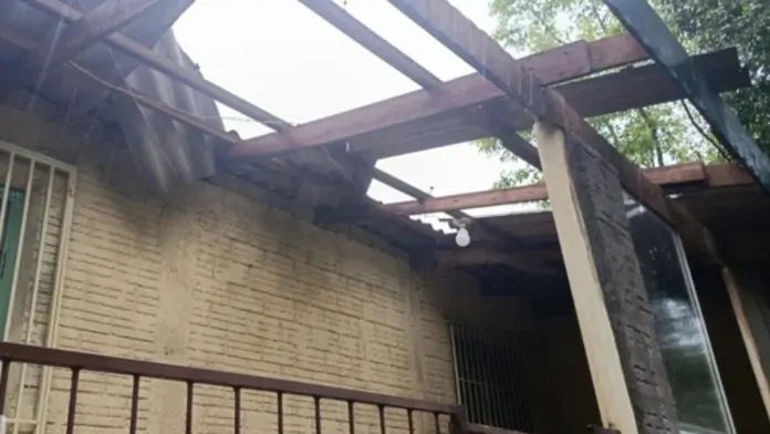 ocorrência de casas em cidade gaúcha que pode ter tido uma possível microexplosão