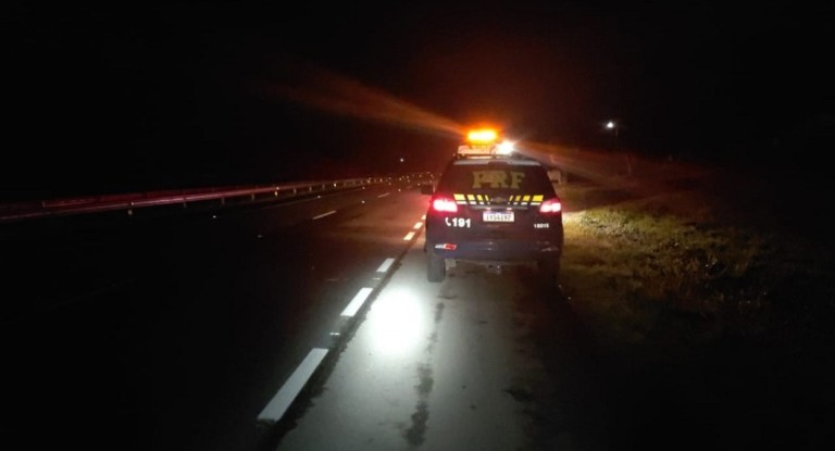 na foto, mulher atropelada na BR-386