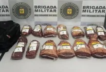 as carnes furtadas pelas mulheres em supermercado