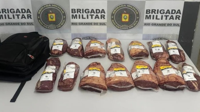 as carnes furtadas pelas mulheres em supermercado