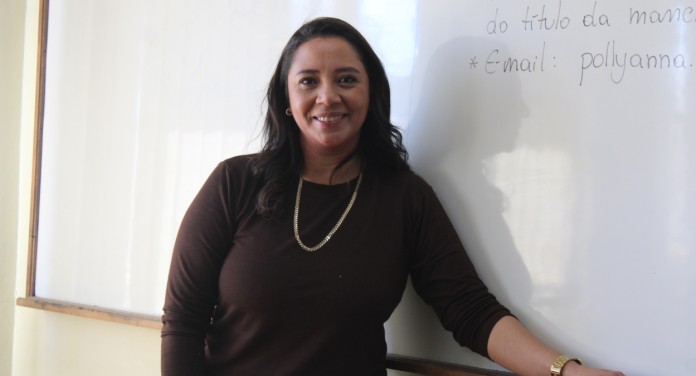 No Dia do Professor conheça a história de Pollyanna Calheiros, que trocou o Direito pela paixão de ensinar