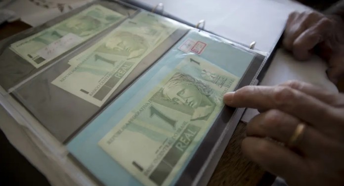 foto mostra nota de R$ 1