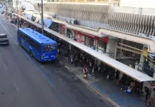na foto, parada de ônibus no Centro de Canoas