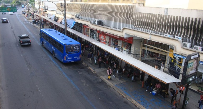 na foto, parada de ônibus no Centro de Canoas