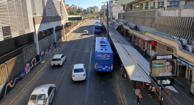 na foto, parada de ônibus Canoas