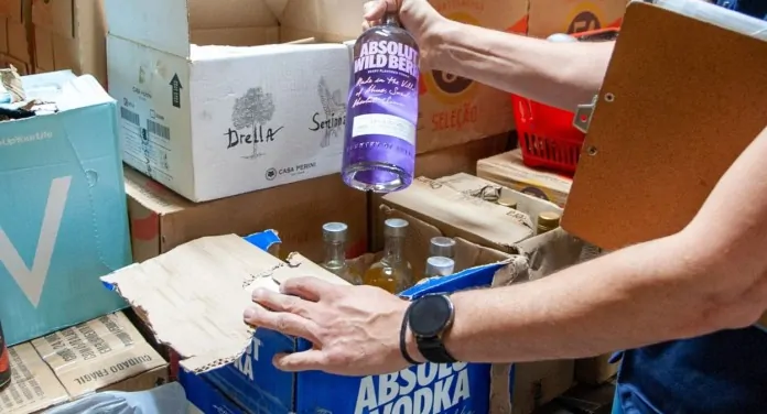 Operação em Canoas apreende bebidas irregulares após suspeita de intoxicação por metanol