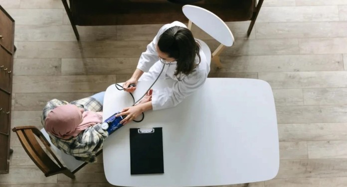 na foto, pacientes com câncer tem direito a auxílios