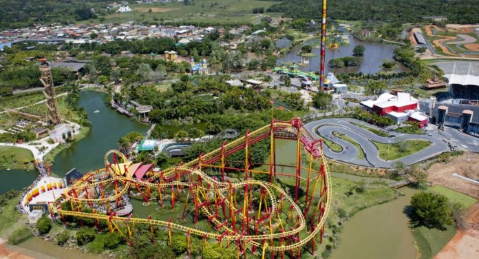 na foto, parque brasileiro supera a Disney e está entre os melhores do mundo