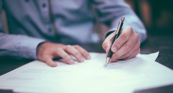 Jovem de 23 anos se aposenta com pensão integral após dois anos de trabalho e causa polêmica Jovem de 23 anos se aposenta com pensão integral após dois anos de trabalho e causa polêmica