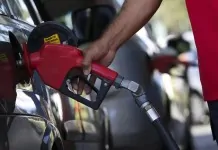 na foto, petrobras preço gasolina