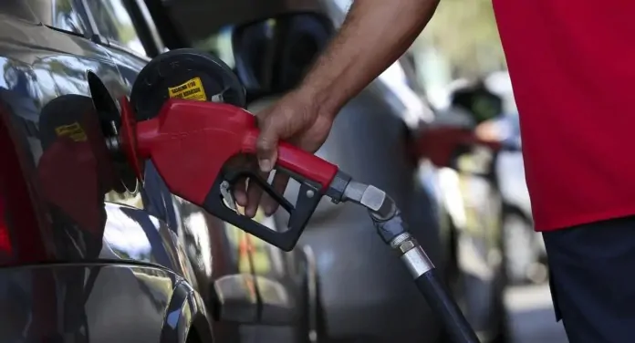na foto, petrobras preço gasolina