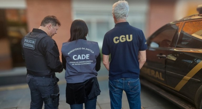 na foto, policia federal cumpre mandado em Canoas